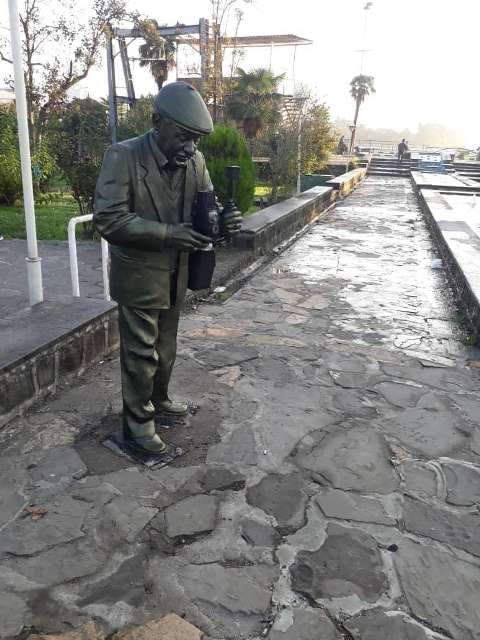 مجسمه مرد عکاس پس از بازسازی در محل پیشین نصب شد